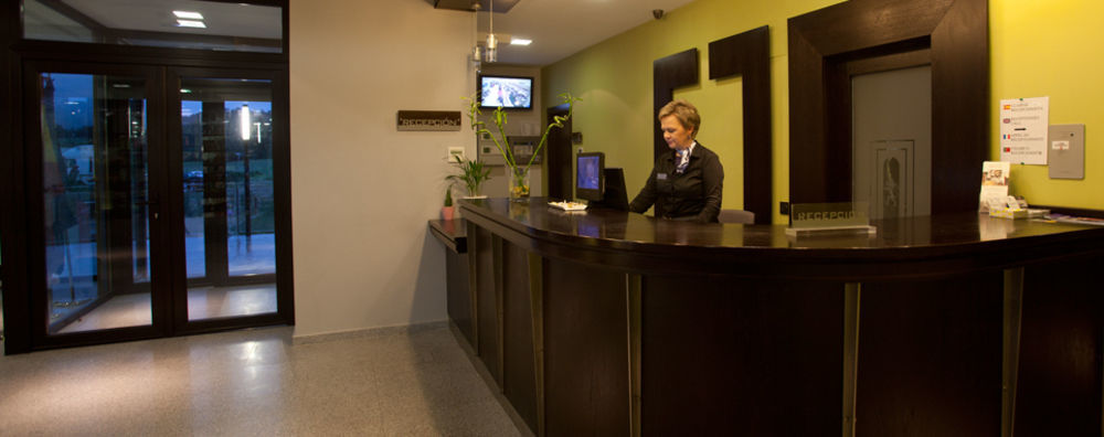 Complejo Leo 24H Hotel Монестерио Екстериор снимка